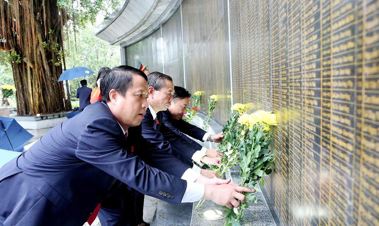 Các đại biểu dự Đại hội Đảng bộ tỉnh Phú Thọ dâng hoa tại Đài tưởng niệm các anh hùng liệt sĩ tỉnh Phú Thọ. 40.jpg