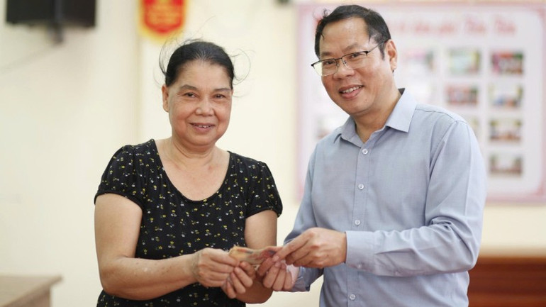 Niềm vui của người dân khi nhận quà. 7a8802e6c4e64fb816f7-5498.jpg