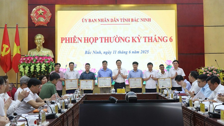 Lãnh đạo tỉnh và các địa phương chụp ảnh cùng 5 gia đình được khen thưởng. img-2025-06-11-083016.jpg