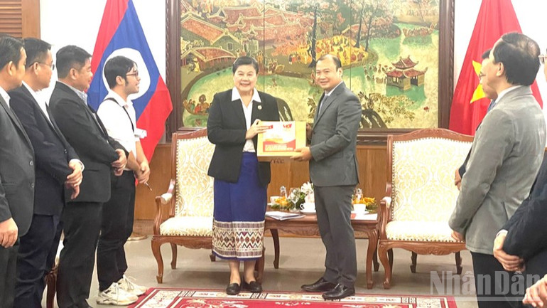 Arbetsdelegationen från Laos folkrevolutionära partis centrala propagandaavdelning arbetade vid högkvarteret för ministeriet för kultur, sport och turism. ndo_br_tempimageagfww5-8647.jpg