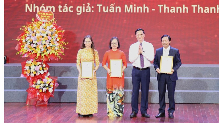 Chủ tịch Ủy ban nhân dân tỉnh Vương Quốc Tuấn trao giải thưởng cho nhóm tác giả đoạt giải báo chí Ngô Gia Tự. img-2025-06-13-194026.jpg