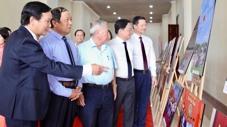Các đại biểu tham quan không gian trưng bày, giới thiệu " Thành tựu báo chí tỉnh Bắc Ninh". img-2025-06-13-193340.jpg