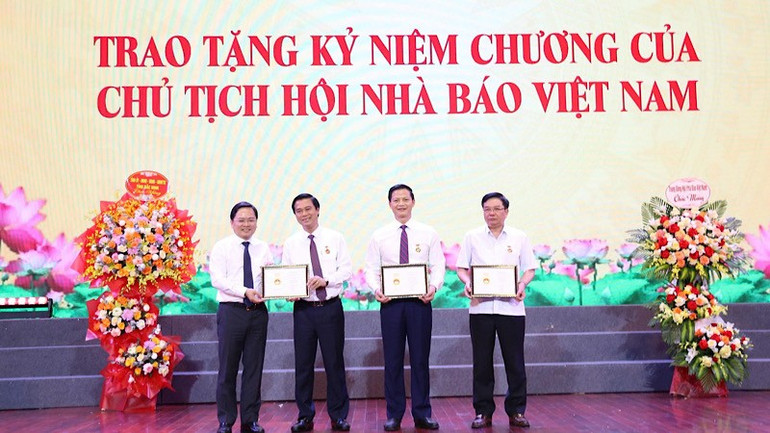 Các đồng chí lãnh đạo tỉnh nhận Kỷ niệm chương "Vì sự nghiệp báo chí Việt Nam". img-2025-06-13-192058.jpg