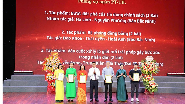 Các tác giả, nhóm tác giả đoạt giải. img-2025-06-13-191931.jpg
