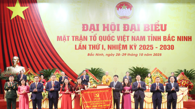 Lãnh đạo tỉnh trao tặng Đại hội bức trướng. mt10-9361.png