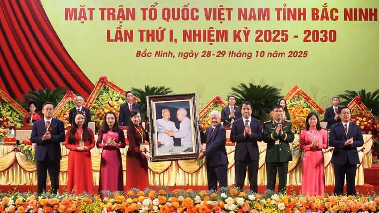 Chủ tịch Ủy ban Trung ương Mặt trận Tổ quốc Việt Nam Đỗ Văn Chiến trao tặng Đại hội bức ảnh Bác Hồ, Bác Tôn. mttq-2643.png