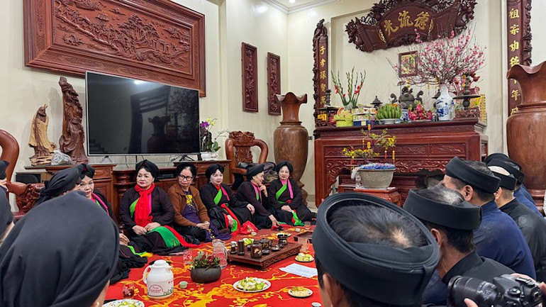 Các liền anh, liền chị hát canh quan họ tại nhà nghệ nhân. img-2025-06-12-113536.jpg