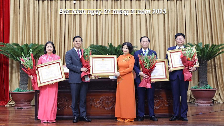Thừa ủy quyền, Chủ tịch Hội đồng nhân dân tỉnh Nguyễn Hương Giang trao Huân chương Lao động hạng Nhì, hạng Ba tặng các cá nhân. img-2025-06-27-180521.jpg