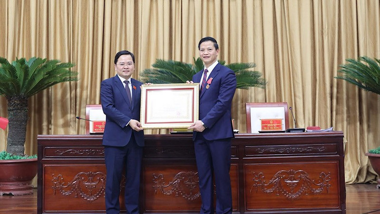 Thừa ủy quyền, Bí thư Tỉnh ủy Nguyễn Anh Tuấn trao Huân chương Lao động hạng Nhì tặng Chủ tịch Ủy ban nhân dân tỉnh Vương Quốc Tuấn. img-2025-06-27-175359.jpg