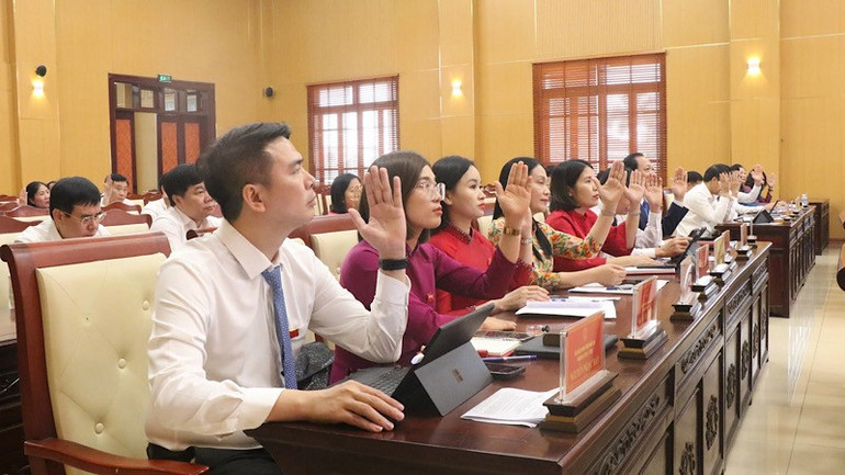 Biểu quyết thông qua các nghị quyết tại kỳ họp. img-2025-06-27-175318.jpg