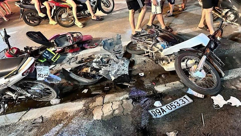 Nhiều xe máy bị hư hại sau vụ tai nạn. img-2025-06-27-040345.jpg
