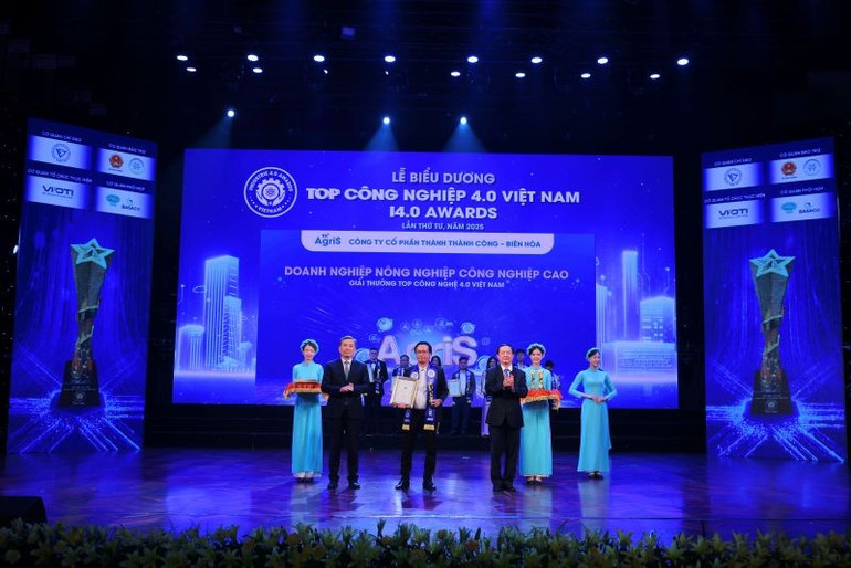 Anh Võ Văn Bảo - Trưởng Quản lý hệ thống Center nhận biểu dương “Top Doanh nghiệp có sản phẩm số thông minh và giải pháp công nghệ công nghiệp 4.0”. 2.jpg
