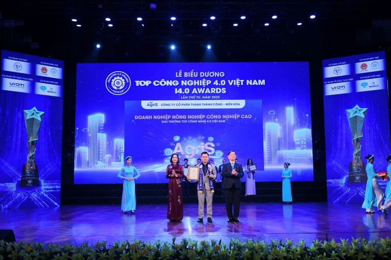 Đại diện AgriS, anh Phạm Trung Phan Xuân Quang - Giám đốc Quản lý hệ thống, nhận biểu dương “Top Doanh nghiệp Công nghệ 4.0”. 3.jpg