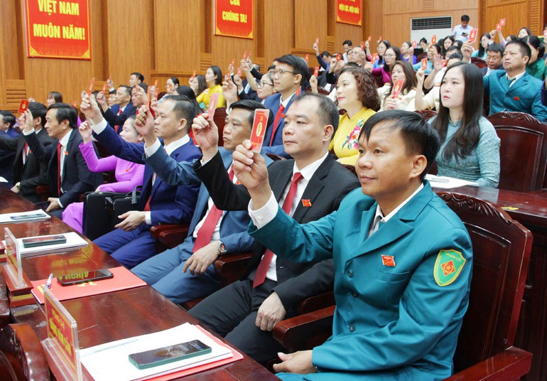 Các đại biểu biểu quyết thông qua Nghị quyết đại hội. bi-quyet-kb.jpg