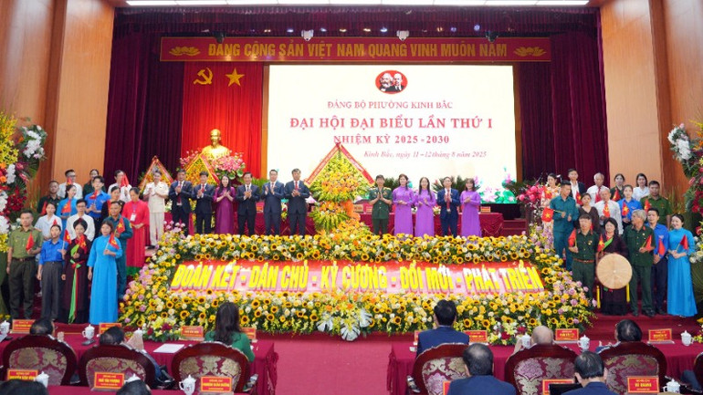 Các tầng lớp quần chúng nhân dân chúc mừng đại hội. quy08476-3275.jpg