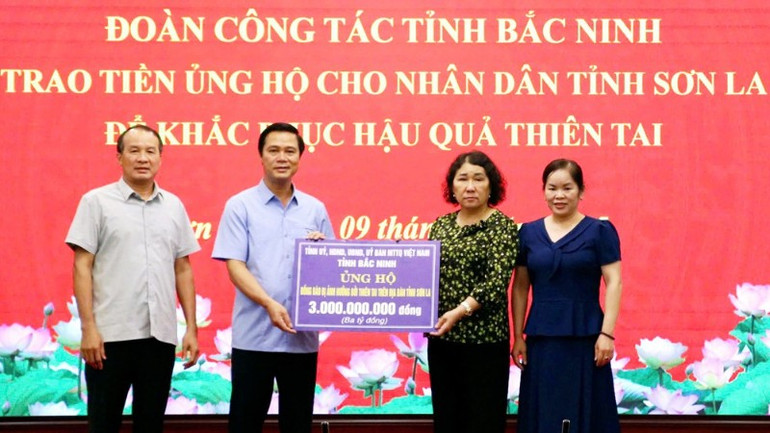 Đồng chí Lê Xuân Lợi, Phó Chủ tịch Ủy ban nhân dân tỉnh Bắc Ninh trao tiền ủng hộ nhân dân Sơn La khắc phục hậu quả thiên tai. a-loi-6505.jpg