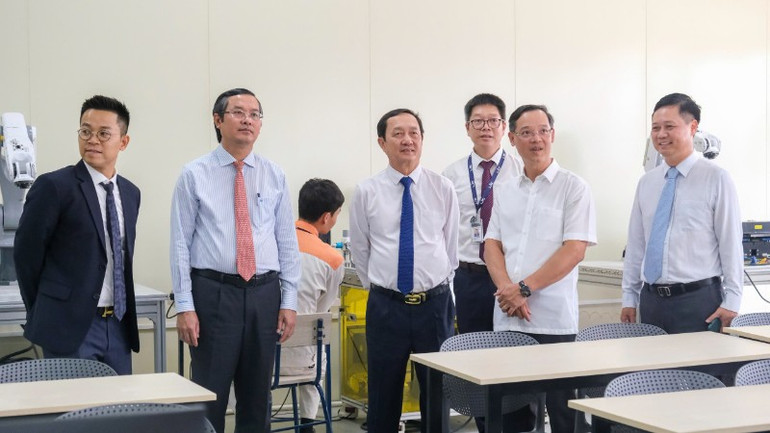 Các đại biểu tham quan Trường cao đẳng Lý Thái Tổ. anh-tham-quan-7355.jpg