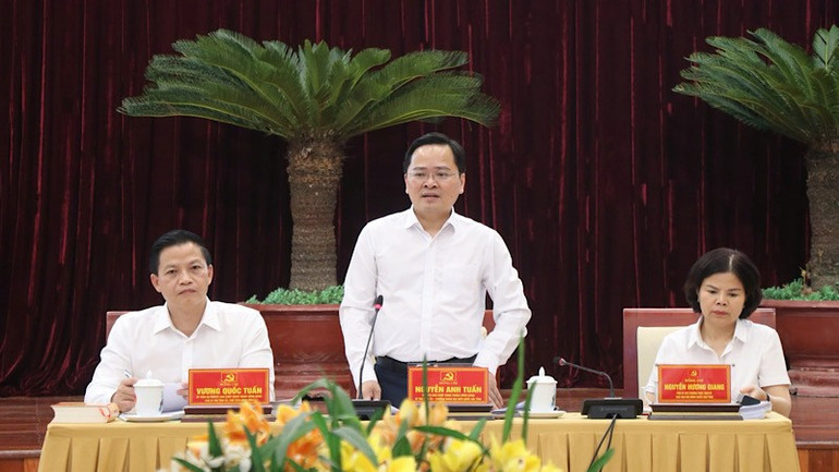 Các đồng chí chủ trì hội nghị. img-2025-06-25-182829.jpg
