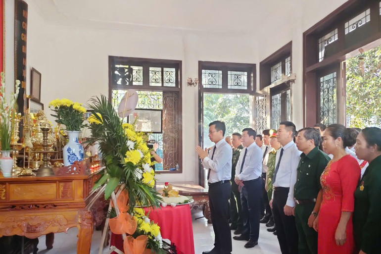 Lãnh đạo xã Minh Đài dâng hương tưởng niệm các anh liệt sĩ tại Khu di tích kinh tế Thanh niên Minh Đài. 14.jpg
