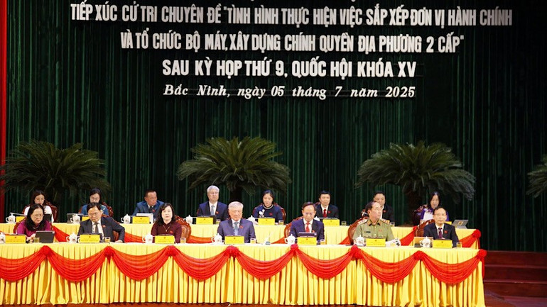 Các đại biểu Quốc hội tỉnh Bắc Ninh tham dự buổi tiếp xúc cử tri. img-2025-07-05-190057.jpg
