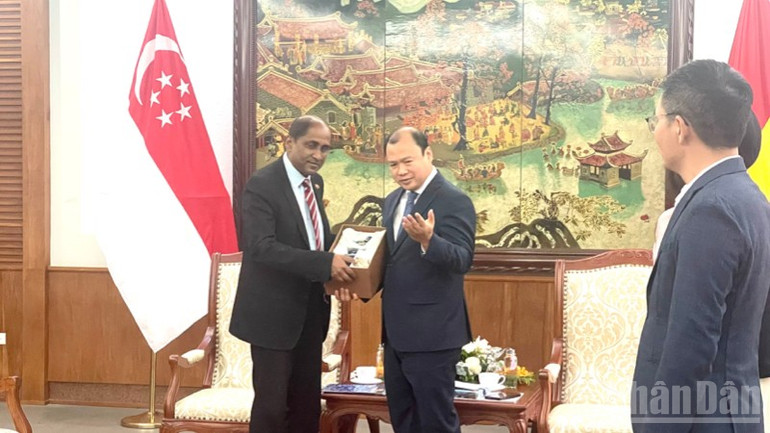 वियतनाम और सिंगापुर के बीच लोगों के बीच आदान-प्रदान को मजबूत करना। ndo_br_tempimagerixy0w-9549.jpg