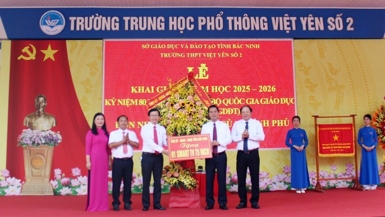 Phó Chủ tịch Ủy ban nhân dân tỉnh Lê Xuân Lợi tặng quà thầy và trò Trường trung học phổ thông Việt Yên số 2. a-loi-5093.jpg