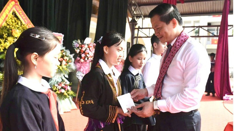 Chủ tịch Ủy ban nhân dân tỉnh Vương Quốc Tuấn tặng quà động viên các em học sinh có hoàn cảnh khó khăn. tang-qua-7103.jpg