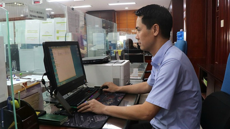 Cán bộ tranh thủ vận hành quy trình tiếp nhận và giải quyết hồ sơ trên hệ thống thử nghiệm. img-2025-06-29-100949.jpg