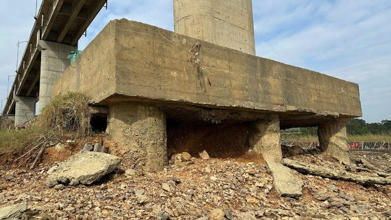 Phú Thọ sẽ mời các chuyên gia về cầu đường để đánh giá mức độ hư hỏng các trụ cầu Sông Lô. 19.jpg