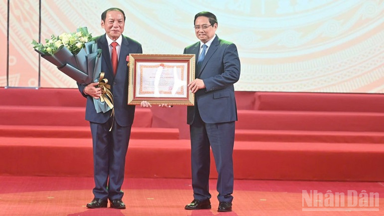 Bộ trưởng Văn hóa, Thể thao và Du lịch Nguyễn Văn Hùng đón nhận Huân chương Lao động hạng Nhất. Ảnh: ĐĂNG KHOA ndo_br_img-0421-4967.jpg