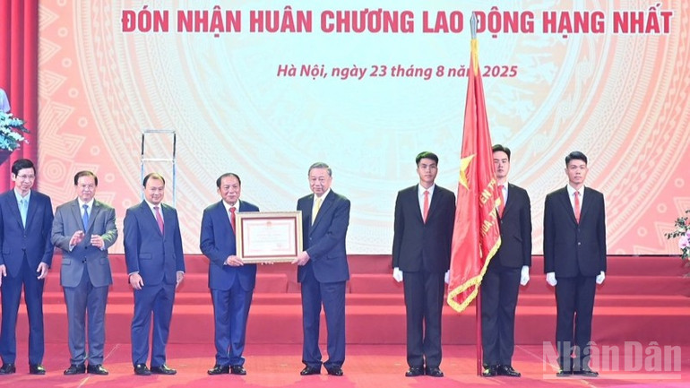 Bộ Văn hóa, Thể thao và Du lịch đón nhận Huân chương Lao động hạng Nhất. Ảnh: ĐĂNG KHOA ndo_br_img-0422-1551.jpg