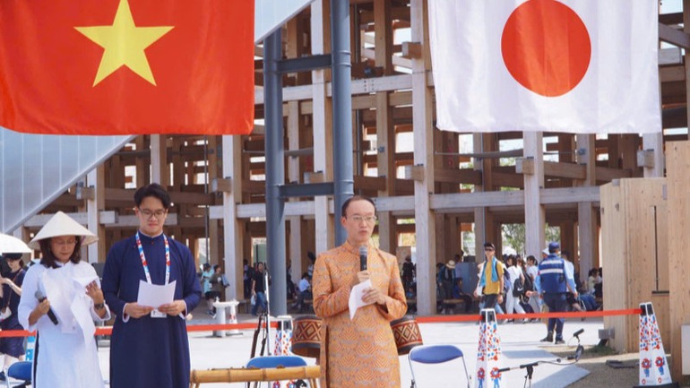 Ông Lê Ngọc Định, Chủ tịch Hội Giao lưu Văn hoá Việt-Nhật khai mạc. Ông Lê Ngọc Định, Chủ tịch Hội Giao lưu Văn hoá Việt-Nhật khai mạc.