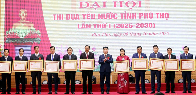 Sekretaris Partai Provinsi Phu Tho Truong Quoc Huy menganugerahkan Medali Buruh Kelas Dua kepada individu yang berprestasi dalam gerakan emulasi patriotik. 11.jpg