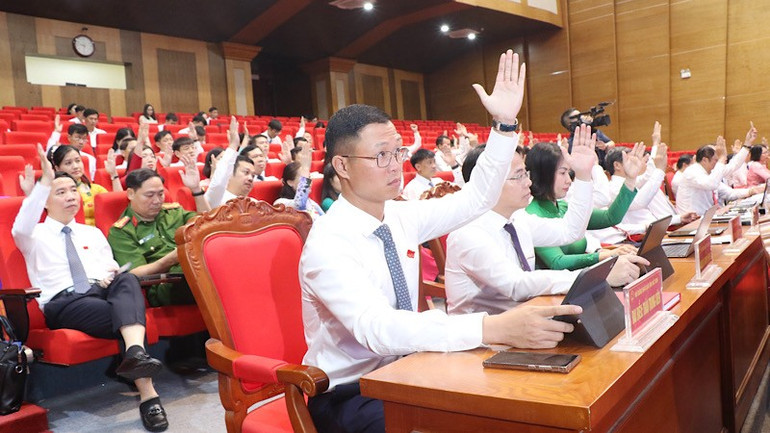 Các đại biểu biểu quyết thông qua các nghị quyết tại kỳ họp. img-2025-07-14-143559.jpg