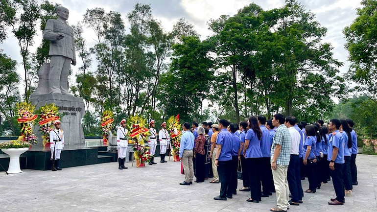 Trước khi diễn ra hội thảo, các đại biểu đã tới dâng hương trước tượng đài đồng chí Hoàng Quốc Việt. img-2025-06-06-133218.jpg
