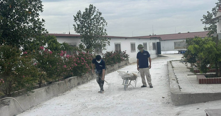 Nhiều trang trại chăn nuôi lợn quy mô lớn tại Phú Thọ đã chủ động vệ sinh, phun hóa chất khu vực chuồng trại để phòng, chống dịch tả lợn châu Phi. 5.jpg