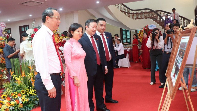 Phó Bí thư Tỉnh ủy Nguyễn Hương Giang (thứ hai từ trái sang) cùng các đại biểu tham quan khu vực trưng bày phát triển kinh tế-xã hội. b69db48bec40641e3d51-4619.jpg