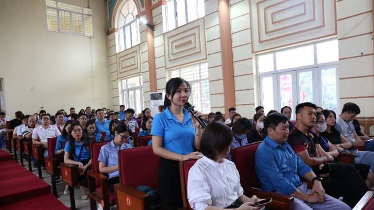 Người lao động nêu ý kiến tại buổi tiếp xúc. zv5a3877-5980.jpg