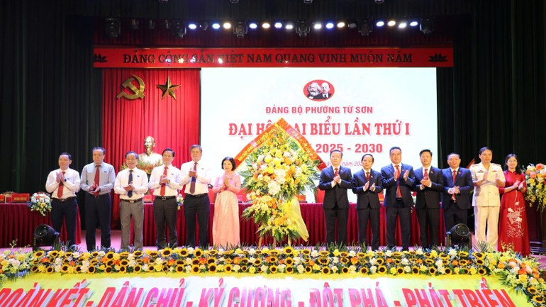 Các đồng chí lãnh đạo tỉnh tặng hoa chúc mừng đại hội. 91720df4533fdb61822e-7238.jpg