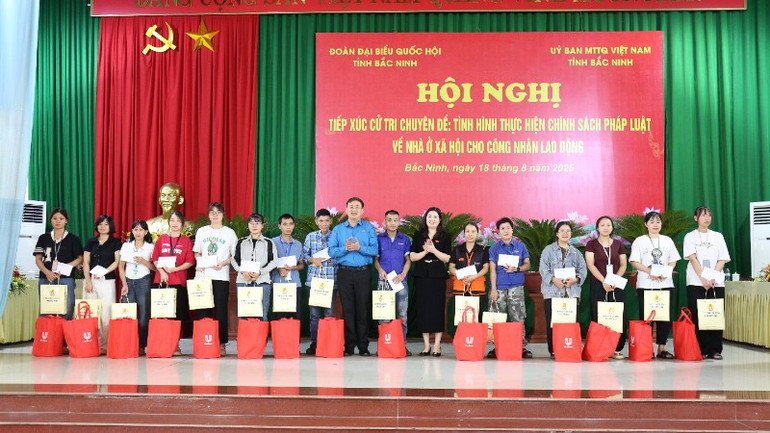 Tại hội nghị, 50 suất quà đã được trao tặng công nhân, người lao động có hoàn cảnh khó khăn. zv5a4090-6137.jpg