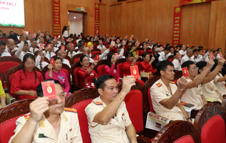 Các đại biểu biểu quyết thông qua nghị quyết đại hội. 7e35e6e9bf22377c6e33.jpg