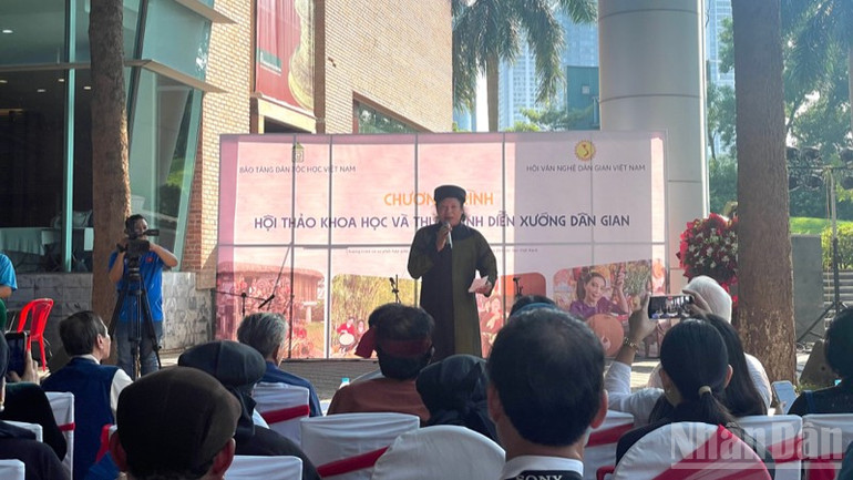 Nghệ nhân ưu tú Hoàng Bá Ngọc, Phó Chủ nhiệm Câu lạc bộ Dân ca Ví, Giặm Hà Tĩnh phát biểu tại hội thảo. ndo_br_tempimage1kwnpu-6697.jpg