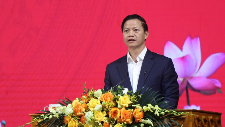 Đồng chí Vương Quốc Tuấn, Chủ tịch Ủy ban nhân dân tỉnh làm báo cáo viên trình bày chuyên đề 1 tại hội nghị. c48d78f0d2025f5c0613-2652.jpg