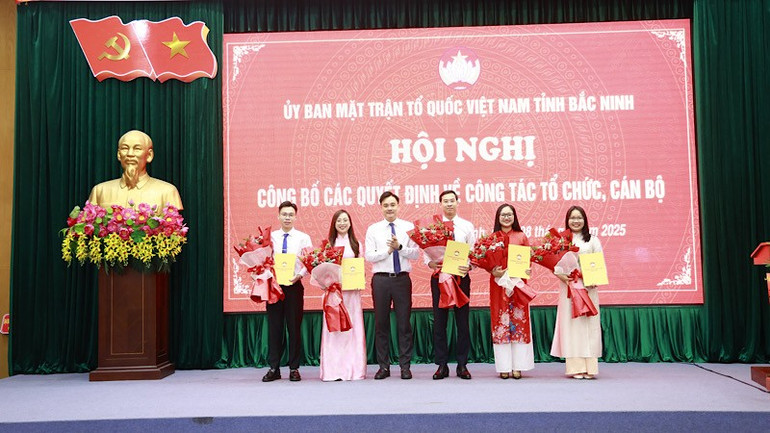 Trao quyết định kiện toàn Ban công tác Đoàn và Thanh thiếu nhi. img-2025-07-08-135535.jpg