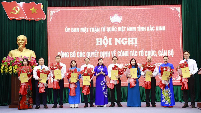 Chủ tịch Ủy ban Mặt trận Tổ quốc tỉnh Bắc Ninh trao quyết định và tặng hoa chúc mừng các đồng chí Bí thư Chi bộ. img-2025-07-08-135410.jpg