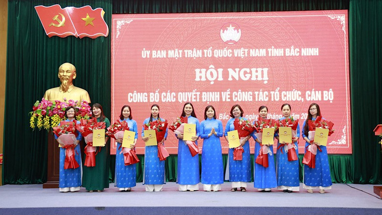 Trao các quyết định kiện toàn Ban Công tác phụ nữ. img-2025-07-08-135625.jpg