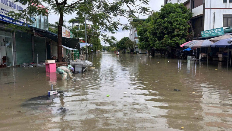 Mưa lớn khiến nhiều tuyến phố tại các phường trung tâm của tỉnh Phú Thọ ngập sâu trong nước khiến cuộc sống của người dân bị đảo lộn. 41.jpg
