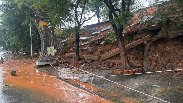 Mưa to khiến hàng chục mét tường rào của Trường Cao đẳng thực phẩm Phú Thọ bị đổ đã ảnh hưởng đến giao thông tại phường Việt Trì. 42.jpg