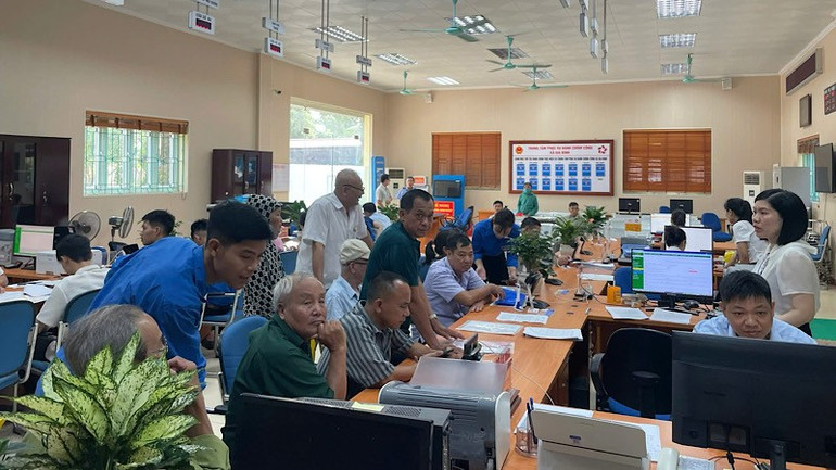 Các tình nguyện viên trực tiếp hỗ trợ người dân tại Trung tâm phục vụ hành chính công và Bộ phận Một cửa các xã, phường mới. img-2025-07-07-162226.jpg