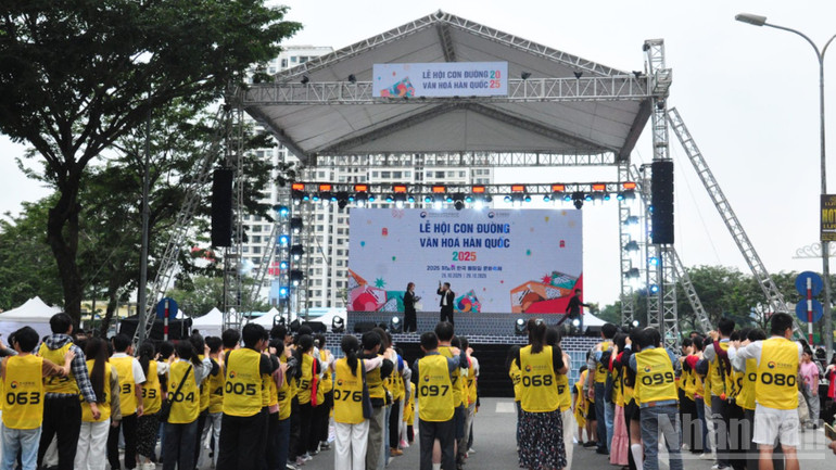 Golongan muda menyertai permainan tradisional Korea di hadapan pentas utama. ndo_br_1-2.png